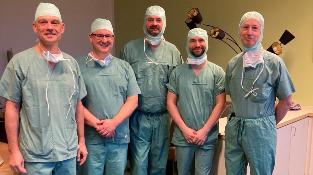 Sehen alle aus wie Ärzte, doch der Meißner Landrat Ralf Hänsel (1.v.l.) und Klinik-Vorstand Rainer Zugehör (2.v.l.) sind keine. Allerdings: Der Landrat hatte einige Jahre Medizin studiert, dann aber das Studium gewechselt. Foto: Elblandkliniken