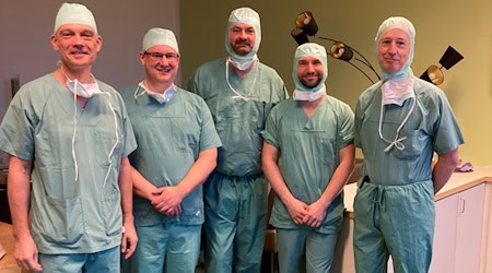 Sehen alle aus wie Ärzte, doch der Meißner Landrat Ralf Hänsel (1.v.l.) und Klinik-Vorstand Rainer Zugehör (2.v.l.) sind keine. Allerdings: Der Landrat hatte einige Jahre Medizin studiert, dann aber das Studium gewechselt. Foto: Elblandkliniken