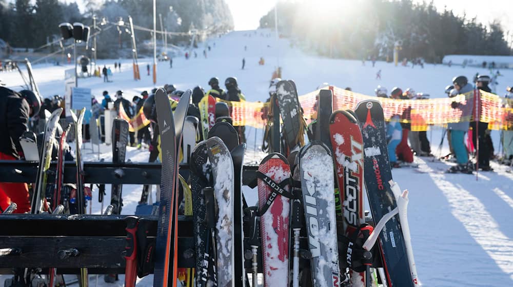 Numerous slopes in the Ore Mountains are currently groomed for skiing - like here in Altenberg. (Archive image) / Photo: Sebastian Kahnert/dpa