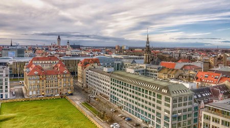 Luftaufnahme der Leipziger Innenstadt mit historischen und modernen Gebäuden, im Hintergrund das Neue Rathaus und weitere markante Bauwerke der Stadt.