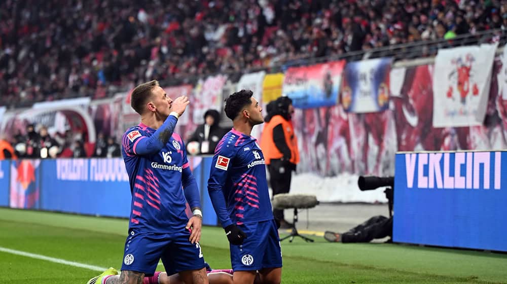 Nadiem Amiri (r) and Phillip Tietz celebrate the equalizer / Photo: Jennifer Brückner/dpa
