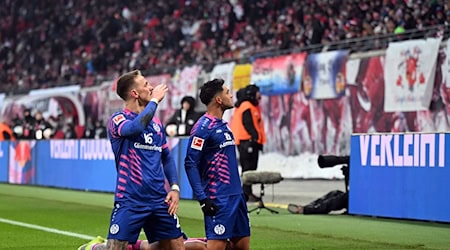 Nadiem Amiri (r) and Phillip Tietz celebrate the equalizer / Photo: Jennifer Brückner/dpa