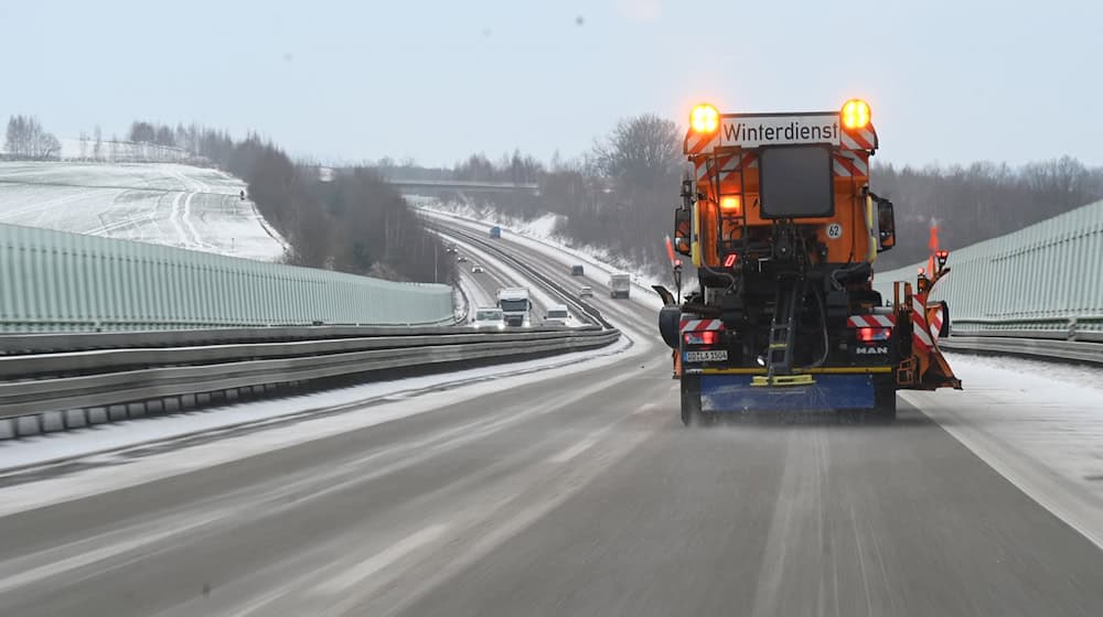 Lkw blockieren Straßen in Sachsen – Winterwetter erschwert Verkehr. (Archivbild) / Foto: David Hammersen/dpa