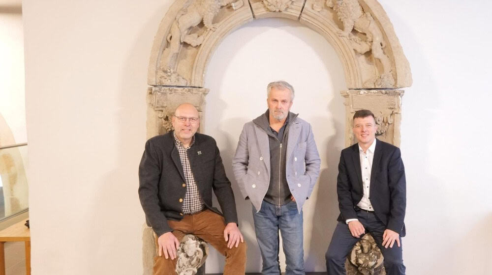 Auch Ex-OB. Olaf Raschke (li.) hatte den Weg des Original-Löwenportals lange begleitet und wollte sich die Aufstellung nicht entgehen lassen. Gemeinsam mit Oberbürgermeister Markus Renner (re.), Steinmetzmeister Christian Heerklotz (Mi.) und weiteren Unterstützern und Interessierten konnte er das Sitznieschenportal am Donnerstag mit einweihen. Foto: Stadt Meißen