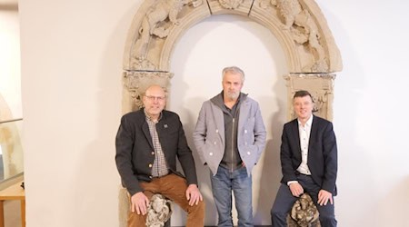 Auch Ex-OB. Olaf Raschke (li.) hatte den Weg des Original-Löwenportals lange begleitet und wollte sich die Aufstellung nicht entgehen lassen. Gemeinsam mit Oberbürgermeister Markus Renner (re.), Steinmetzmeister Christian Heerklotz (Mi.) und weiteren Unterstützern und Interessierten konnte er das Sitznieschenportal am Donnerstag mit einweihen. Foto: Stadt Meißen