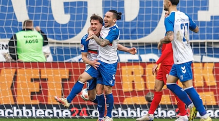 Noah Pesch (l) scored to make it 3:2 in the test against Ulm. (archive picture) / Photo: Andreas Gora/dpa