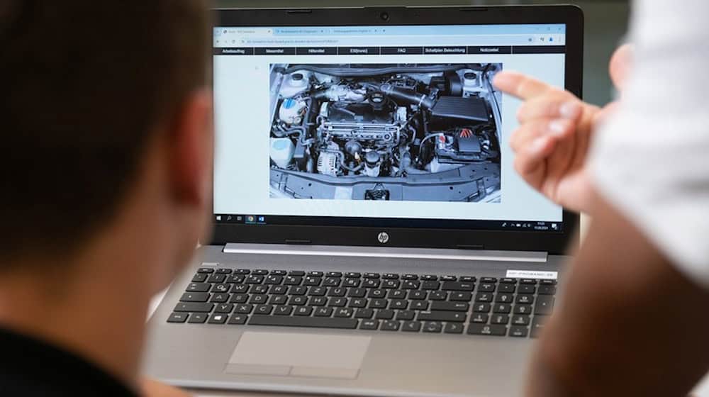 In Dresden, a digital examination station is being used for the first time in the final practical examination for automotive mechatronics technicians. It was developed at the TU Dresden. TUD/Professorship for Vocational Education .