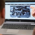 In Dresden wird erstmals eine digitale Prüfungsstation in der praktischen Abschlussprüfung der Kfz-Mechatroniker eingesetzt. Entwickelt wurde sie an der TU Dresden. © TUD/Professur für Berufspädagogik .