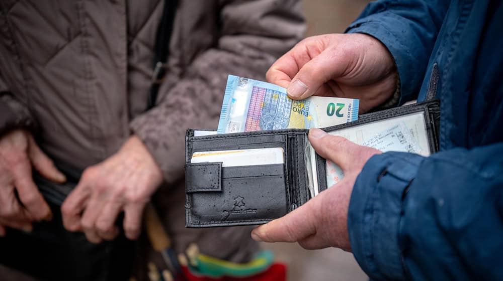 Für immer mehr Rentner in Sachsen ist das Geld so knapp, dass sie Grundsicherung beantragen müssen. (Symbolbild) / Foto: Sina Schuldt/dpa