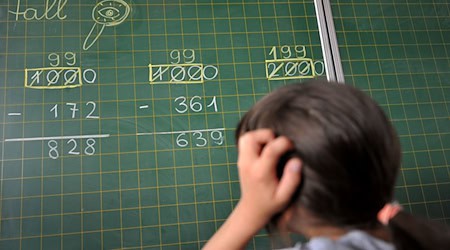 Schätzungen zufolge hat pro Klasse ein Schüler eine Rechenschwäche. (Symbolbild) / Foto: Frank Leonhardt/dpa
