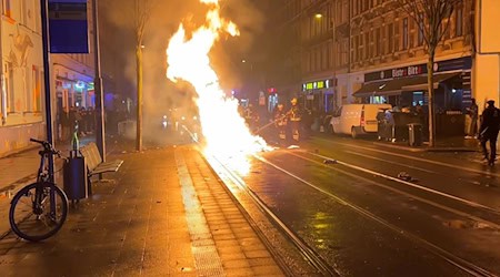In Leipzig löscht die Feuerwehr ein Feuer in der Silvesternacht. / Foto: Silvio Bürger/dpa-Zentralbild/dpa
