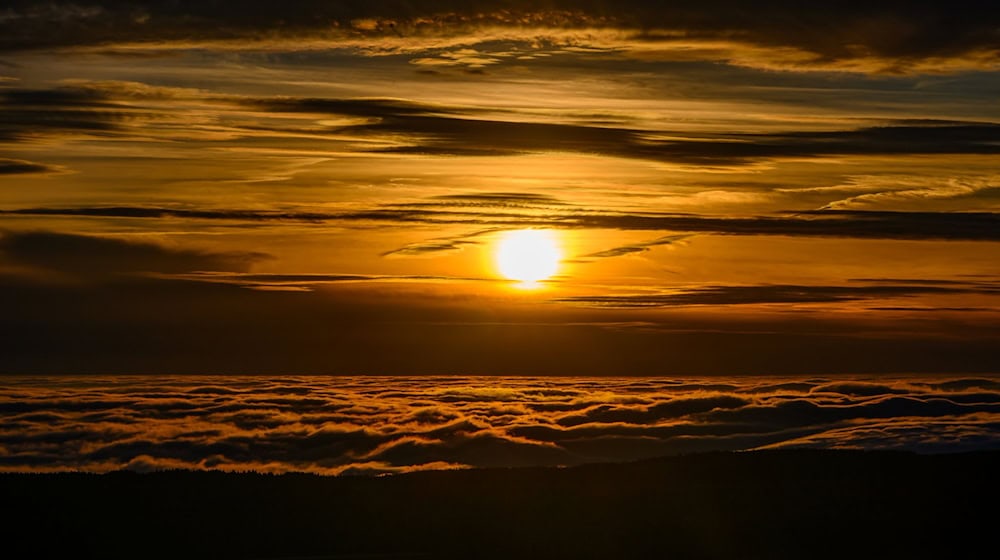 Nachdem der Regen abgezogen ist, zeigt sich gelegentlich die Sonne. (Symbolbild) / Foto: Hendrik Schmidt/dpa