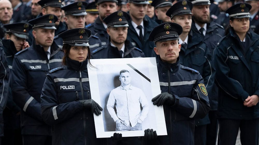 Die Trauer ist groß: Vor rund einem Jahr wurde ein Polizist bei der Fahndung nach Autodieben in Südbrandenburg erfasst und getötet. (Archivbild) / Foto: Sebastian Kahnert/dpa