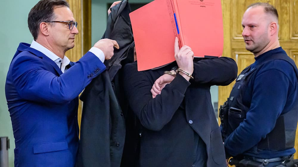 Der 27-Jährige soll mit einem Auto einen Polizisten erfasst und so tödlich verletzt haben. / Foto: Patrick Pleul/dpa