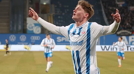 War gegen Erzgebirge Aue wieder der entscheidende Mann des FC Hansa Rostock: Stürmer Ryan Naderi.  (Archivbild) / Foto: Bernd Wüstneck/dpa