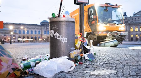 Die Stadtreinigung hatte mehrere Kehrmaschinen im Einsatz. / Foto: Sebastian Kahnert/dpa
