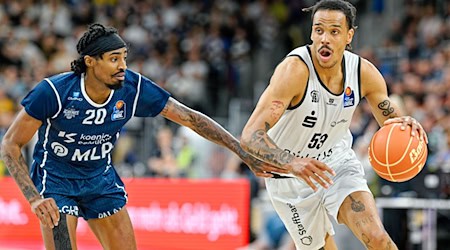 Kevin Yebo (r) war bester Niners-Werfer gegen Vechta. (Archivbild) / Foto: Uwe Anspach/dpa