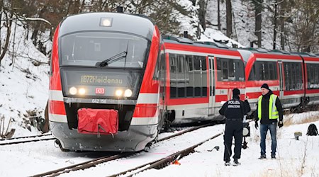 Bei Schnee und Eis ist eine Regionalbahn entgleist. (Archivfoto) / Foto: Robert Michael/dpa