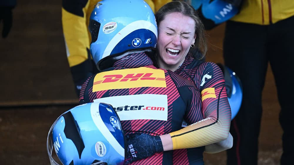  Laura Nolte (r) and Deborah Levi celebrate after winning the two-man bobsleigh / Photo: Robert Michael/dpa