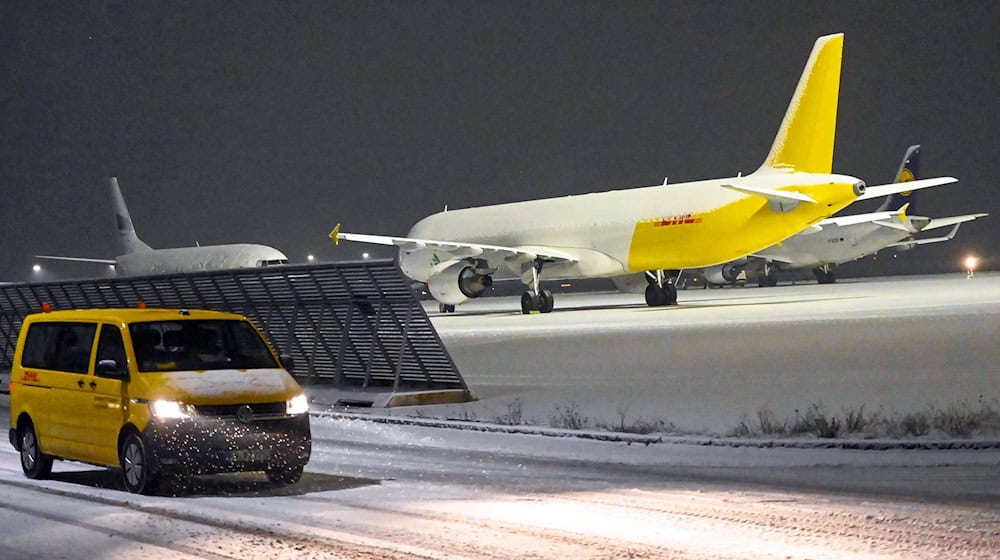 Der Winterdienst bereitet sich an den Flughäfen Leipzig/Halle und Dresden auf Frost und Schnee vor (Archivbild) / Foto: Erik-Holm Langhof/EHL Media/dpa