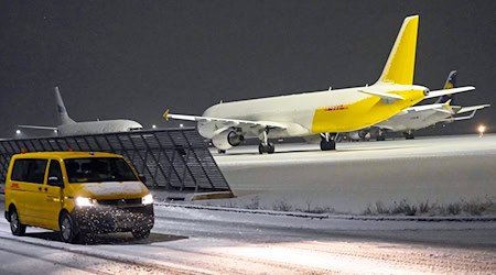 Der Winterdienst bereitet sich an den Flughäfen Leipzig/Halle und Dresden auf Frost und Schnee vor (Archivbild) / Foto: Erik-Holm Langhof/EHL Media/dpa