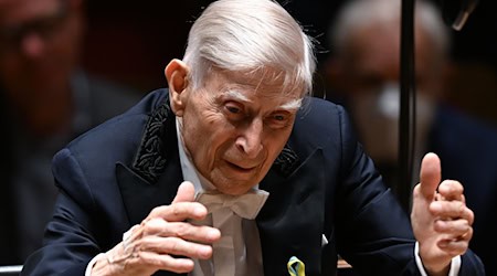 Conductor Herbert Blomstedt (98) thrilled the audience in the Semperoper as conductor of the Staatskapelle Dresden. (Archive photo) / Photo: Hendrik Schmidt/dpa