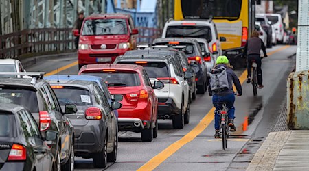 In Dresden standen Autofahrer im vergangenen Jahr rund 116 Stunden im Stau. (Symbolbild) / Foto: Robert Michael/dpa