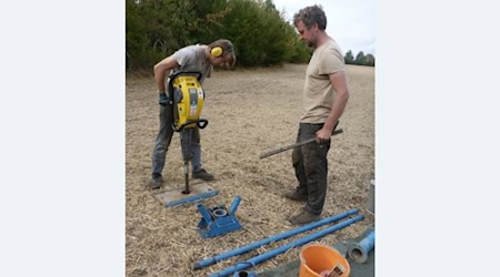Die Co-Autoren der Studie Nik Usmar (l.) und Dr. Michael Hein (rechts) führen Sedimentbohrungen durch, um ein mittelalterliches Pest-Massengrab bei Erfurt zu lokalisieren. © Miriam Posselt