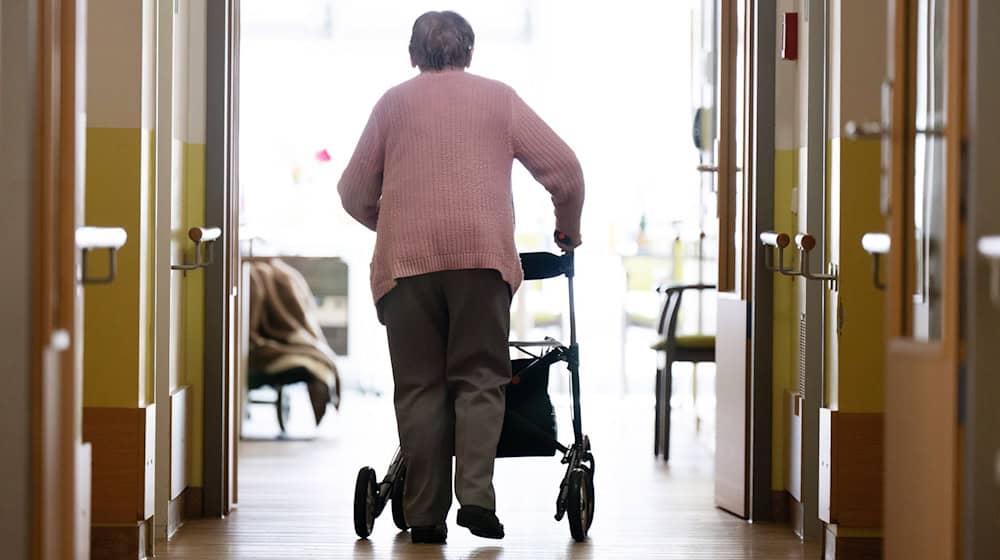 У Саксонії зросла щомісячна співоплата для людей, які потребують догляду в будинках престарілих (символічне зображення) / Фото: Sebastian Kahnert/dpa