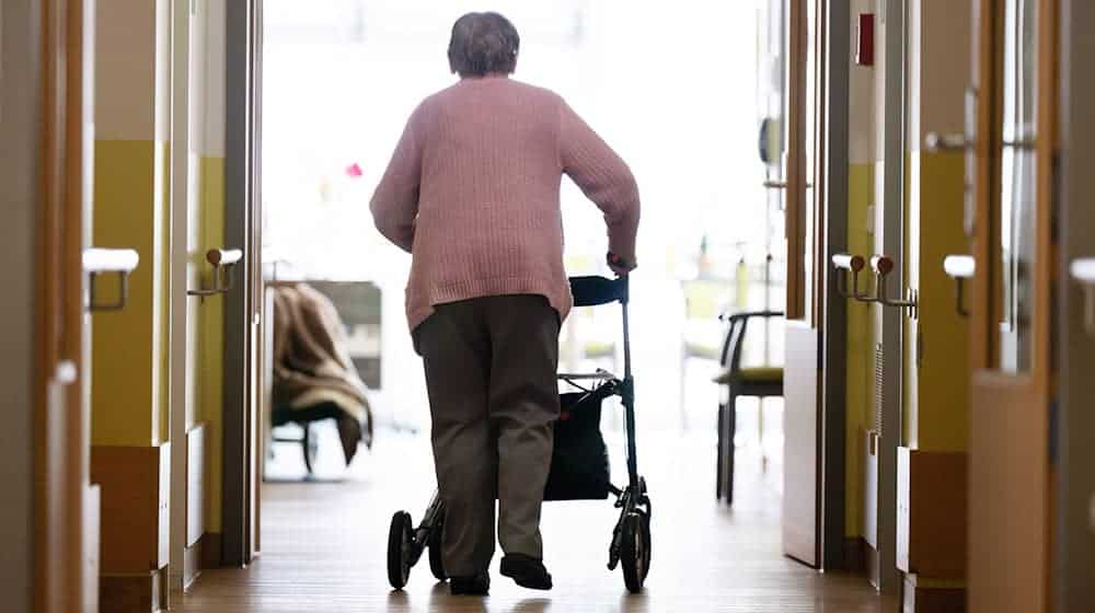 The monthly co-payment for people in need of care in nursing homes has risen in Saxony (archive photo) / Photo: Sebastian Kahnert/dpa