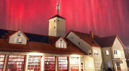 Polarlichter über der Coswiger Feuerwehr. Fotos: Feuerwehr Coswig
