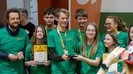 Ein Pokal für Coswiger Schüler. Foto: Stadtverwaltung Coswig