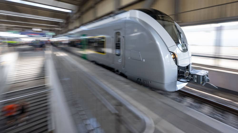 On Monday, a battery-powered train is scheduled to run on the Leipzig-Chemnitz route for the first time (archive photo) / Photo: Hendrik Schmidt/dpa