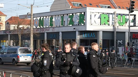 Teilnehmer der propalästinensischen Demo versammeln sich am Connewitzer Kreuz unter starker Polizeipräsenz. / Foto: Sebastian Willnow/dpa
