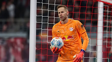 Torhüter Peter Gulacsi  verpasst das Mannschaftstraining in Almancil. (Archivbild) / Foto: Jan Woitas/dpa