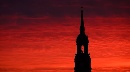 Die Dreikönigskirche wurde zum Schauplatz für eine Aktion der Bewegung «Kirche von unten». (Archivbild) / Foto: Robert Michael/dpa
