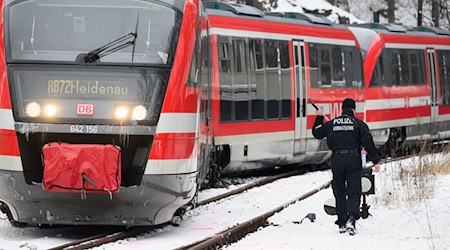 Die Fahrgäste blieben unverletzt. / Foto: Robert Michael/dpa