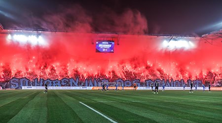 Fans des 1. FC Magdeburg brennen Pyrotechnik ab. / Foto: Andreas Gora/dpa