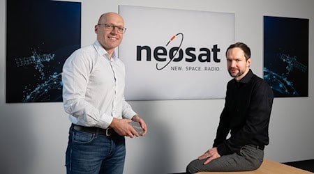 Sie wollen mit einer sächsischen Satellitenmission die Leistungsfähigkeit hiesiger Raumfahrtunternehmen unter Beweis stellen: die Chefs der Dresdner Unternehmen Inradios und Neosat, Steffen Bittner und Kai-Uwe Storek.  / Foto: Sebastian Kahnert/dpa