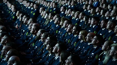 Neue Workshops sollen Polizeianwärter in Sachsen für Antisemitismus sensibilisieren. (Archivbild) / Foto: Hendrik Schmidt/dpa