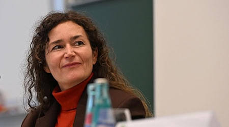 Sachsens Justizministerin Constanze Geiert (CDU) will keine strafrechtliche Verfolgung gegen verbotene Symbole an Schulen. / Foto: Jennifer Brückner/dpa