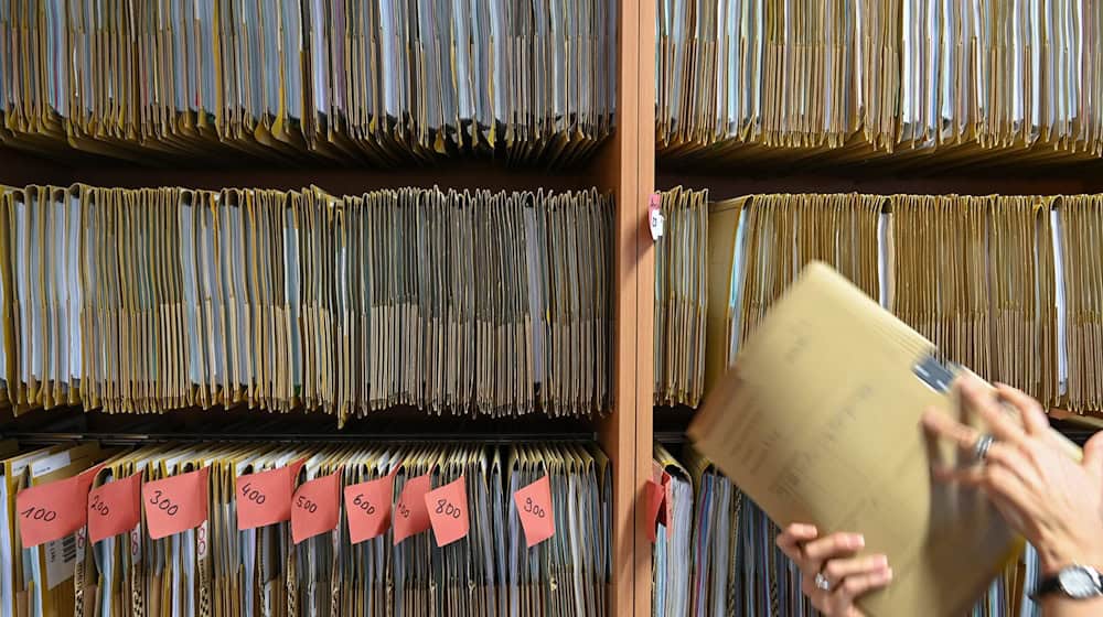 Verwaltungen setzen nicht mehr wie seit vielen Jahrzehnten nur auf Papierakten, sondern mehr und mehr auch auf Klicks am Computer. (Symbolbild) / Foto: Arne Dedert/dpa