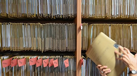 Verwaltungen setzen nicht mehr wie seit vielen Jahrzehnten nur auf Papierakten, sondern mehr und mehr auch auf Klicks am Computer. (Symbolbild) / Foto: Arne Dedert/dpa