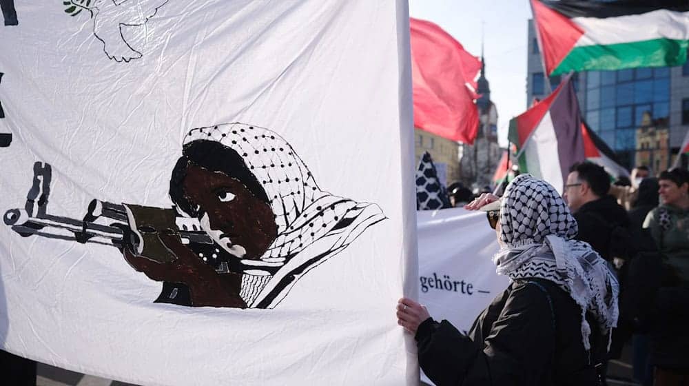 Eine sächsische Beamtin soll die propalästinensische Demo geleitet haben. (Archivbild) / Foto: Sebastian Willnow/dpa
