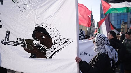Eine sächsische Beamtin soll die propalästinensische Demo geleitet haben. (Archivbild) / Foto: Sebastian Willnow/dpa