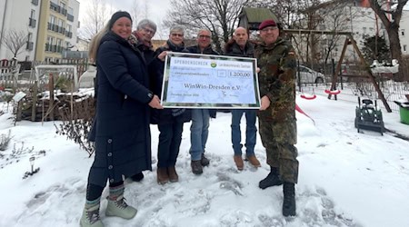 Ein Scheck für den Verein WinWin. Foto: Bundeswehr/imk