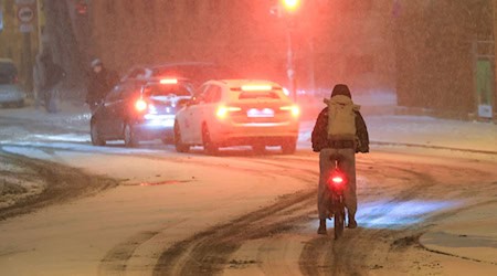 Schneefall und Glätte führten am Morgen zu zahlreichen Unfällen und Verkehrsbehinderungen in Leipzig und der Region. / Foto: Jan Woitas/dpa