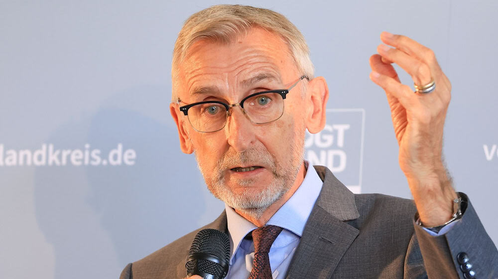 Saxony's Interior Minister Armin Schuster (CDU) sees shortcomings in the fight against left-wing extremism. (Archive photo) / Photo: Jan Woitas/dpa