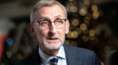 Міністр внутрішніх справ Саксонії Армін Шустер (ХДС) відкидає плани СДПН щодо всеосяжного права на проживання для мігрантів (Archvibild). / Фото: Сіна Шульдт/dpa