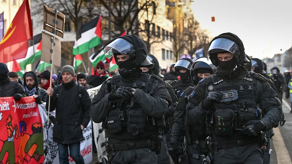 Innenminister Armin Schuster (CDU) verschafft sich vor Ort ein Bild von der Demonstrationslage in Leipzig / Foto: Heiko Rebsch/dpa